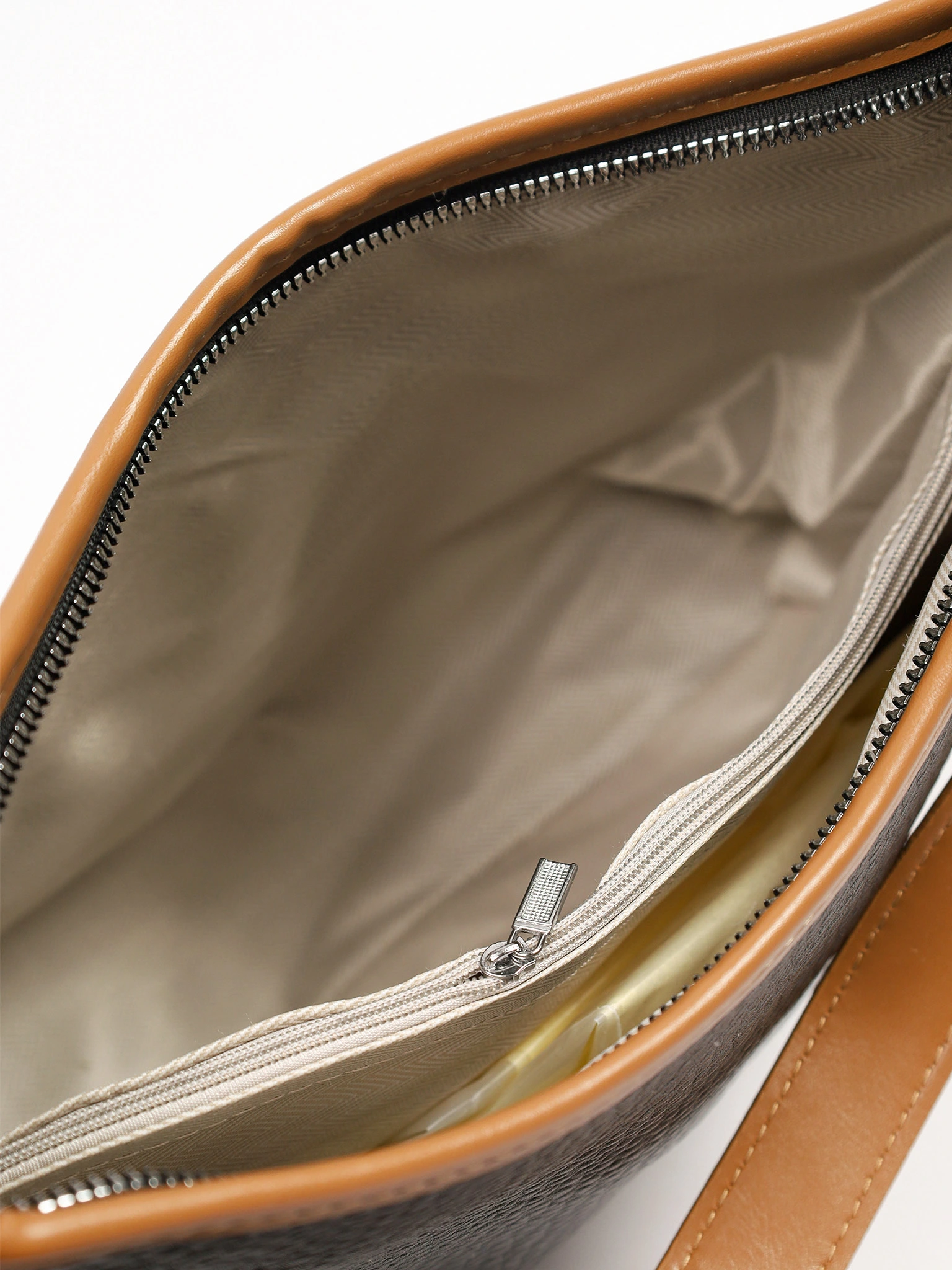 Сумка-кроссбоди  с декоративным брелком в ассортименте